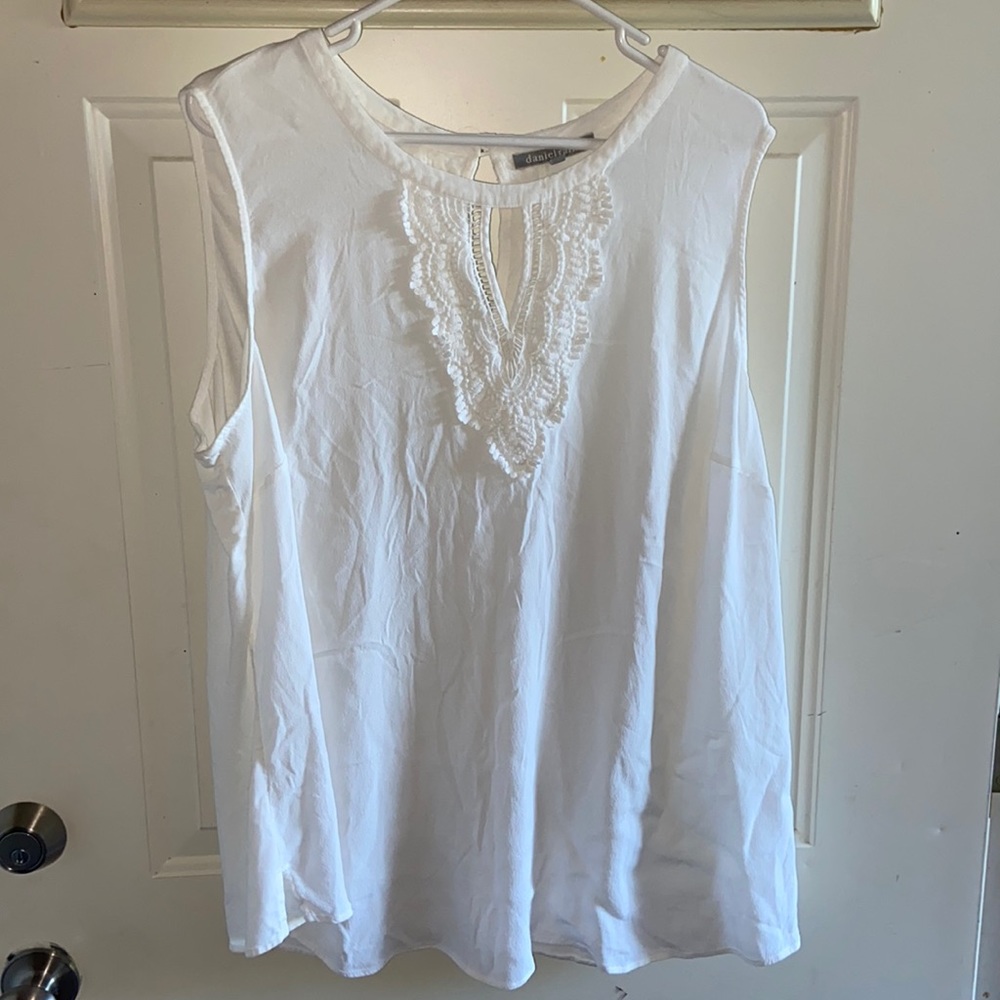 Cream white 3x sleeveless blouse with lace detail